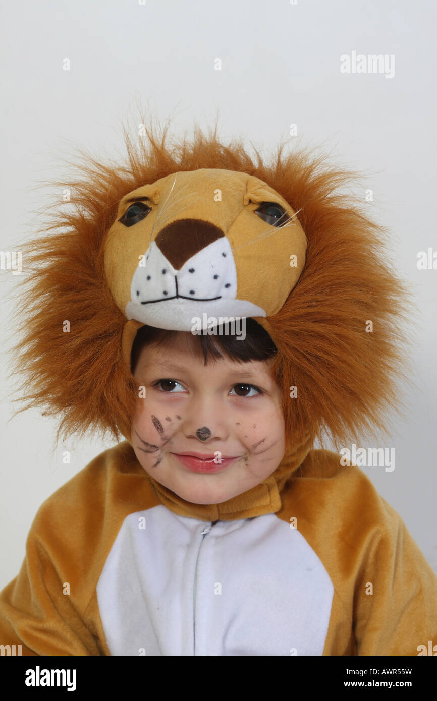 Cinque anni di vecchio ragazzo che indossa un costume di Lion Foto Stock