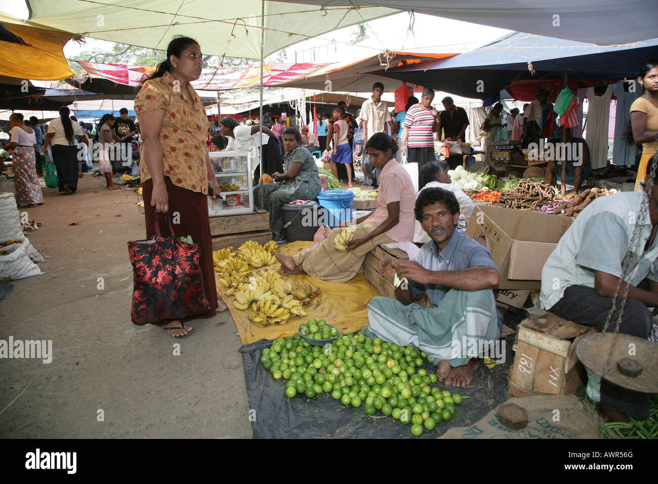 L'uomo la vendita di frutta e verdura al mercato di Tangalle, Sri Lanka, Asia Foto Stock