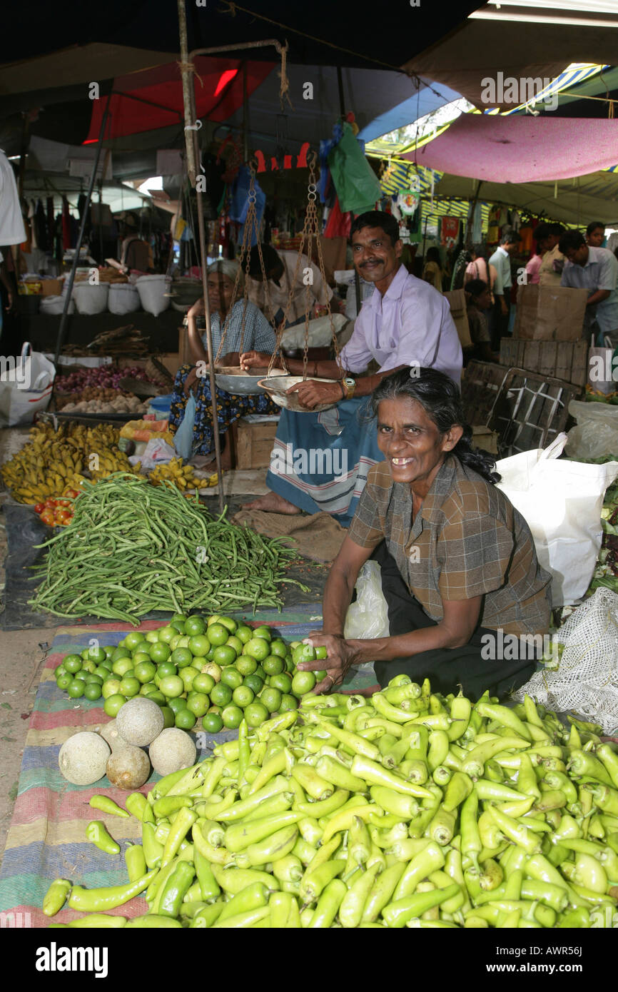 La donna la vendita di frutta e verdura al mercato di Tangalle, Sri Lanka, Asia Foto Stock