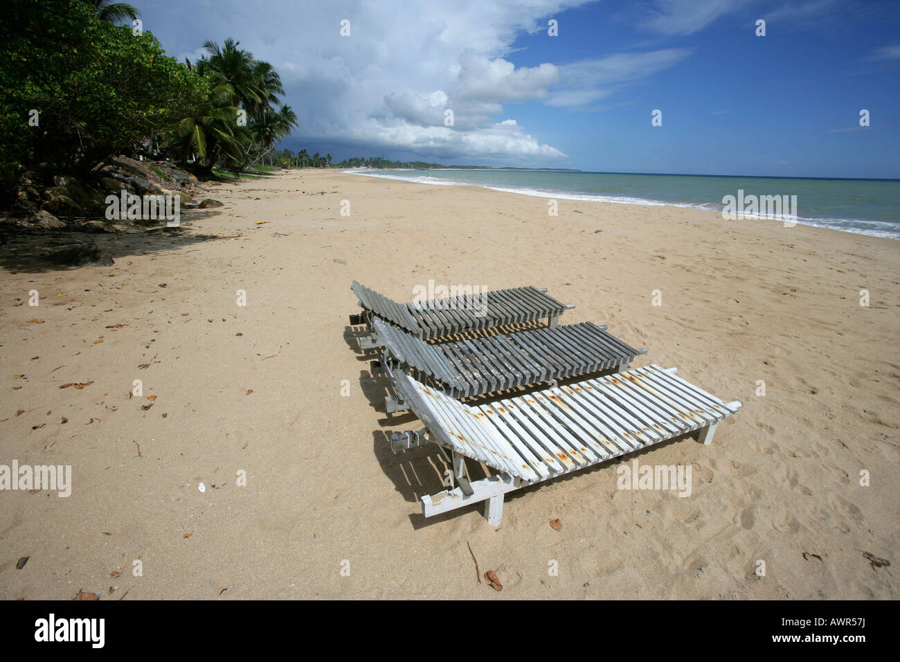 Sedie a sdraio su una spiaggia deserta in Tangalle, Sri Lanka, Asia Foto Stock