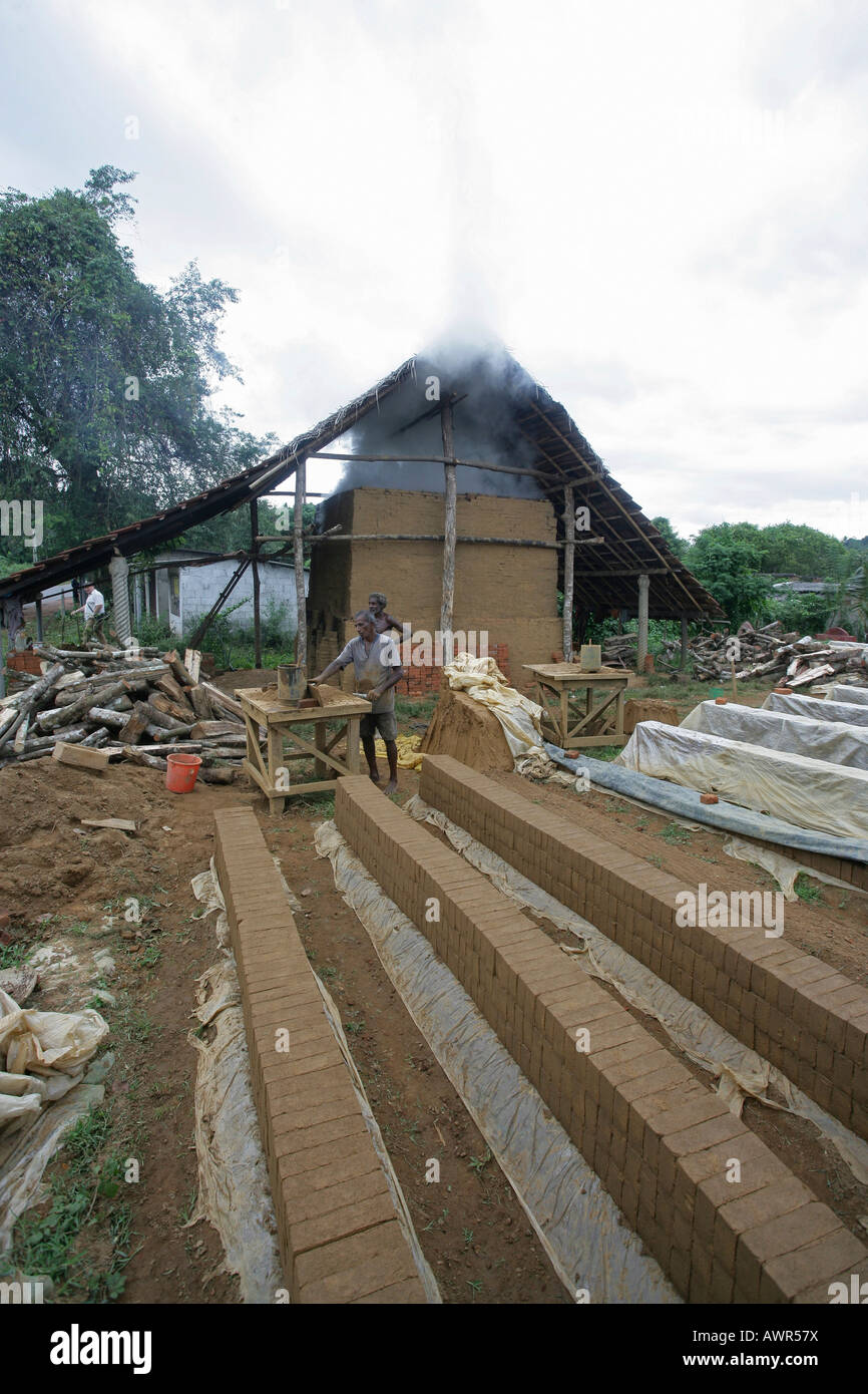 Laterizi tradizionali vicino Gampara produzione di materiali da costruzione in Sri Lanka, in Asia Foto Stock