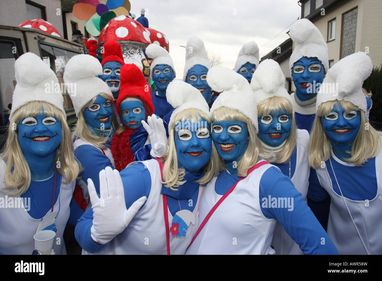 Mardi Gras Parade di Muelheim-Kaerlich, Renania-Palatinato, Germania: puffi Foto Stock