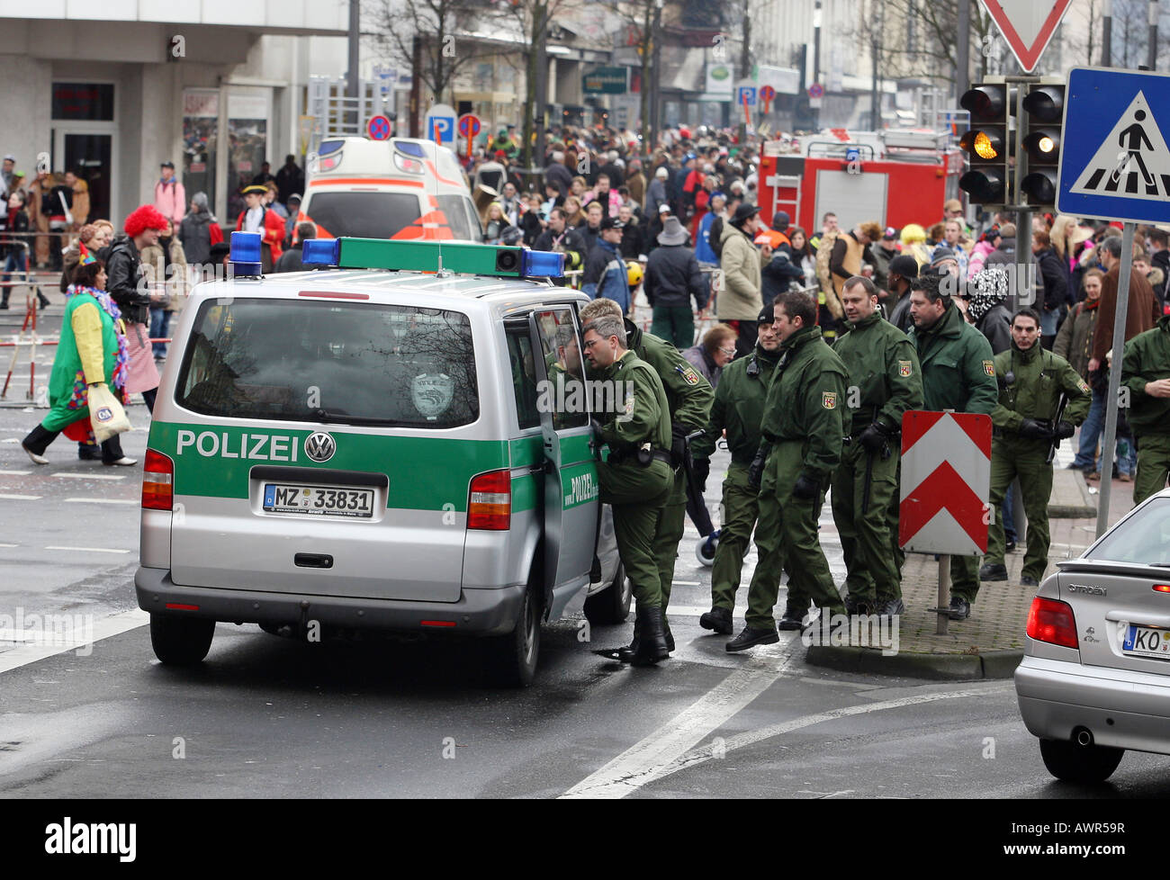 Mardi Gras Parade di Coblenza, Renania-Palatinato, Germania: Riot Police Foto Stock