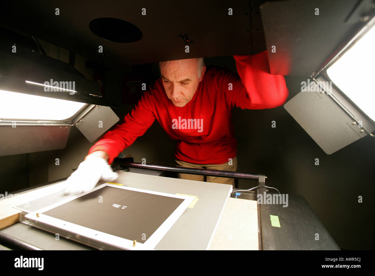 Il restauratore recante un sottotitolo al trucco fotocamera nel Bundesarchiv Koblenz Germania Renania-Palatinato. Foto Stock