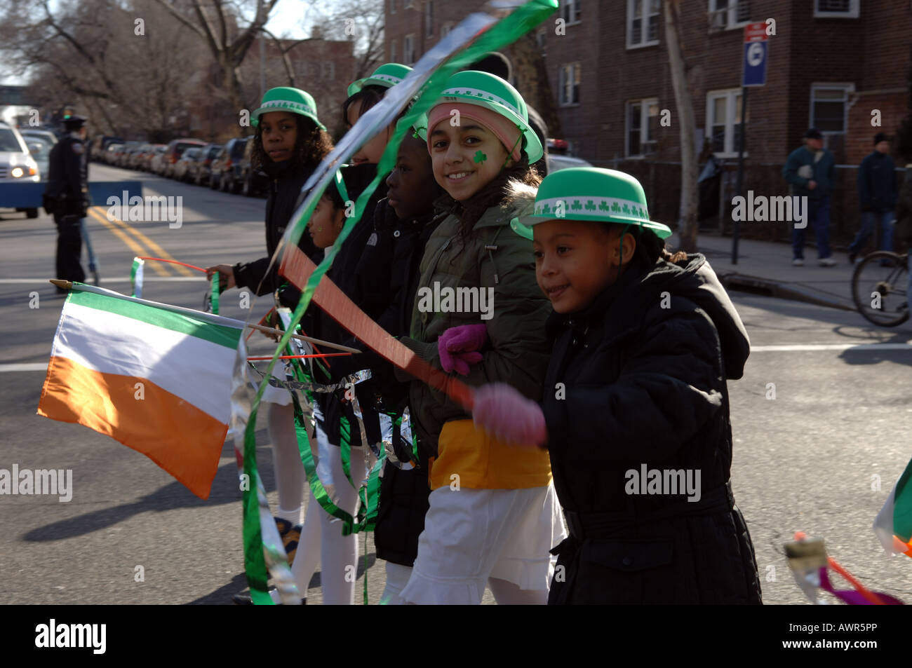 Dimostranti nel nono annuale di Sunnyside Queens Saint Patrick s Day Parade Foto Stock