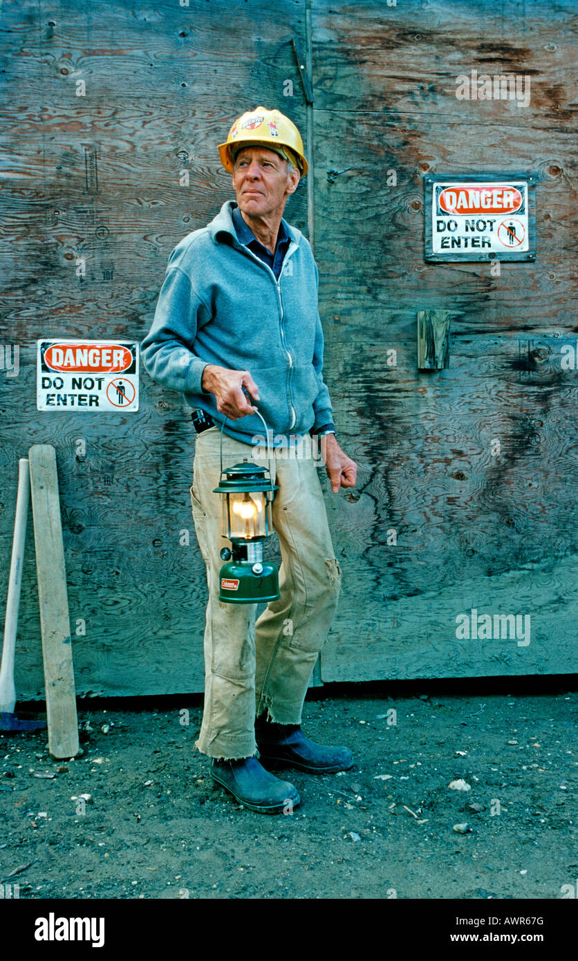 Gold Miner in piedi davanti al mio ingresso, Brooks Range, Alaska, STATI UNITI D'AMERICA Foto Stock