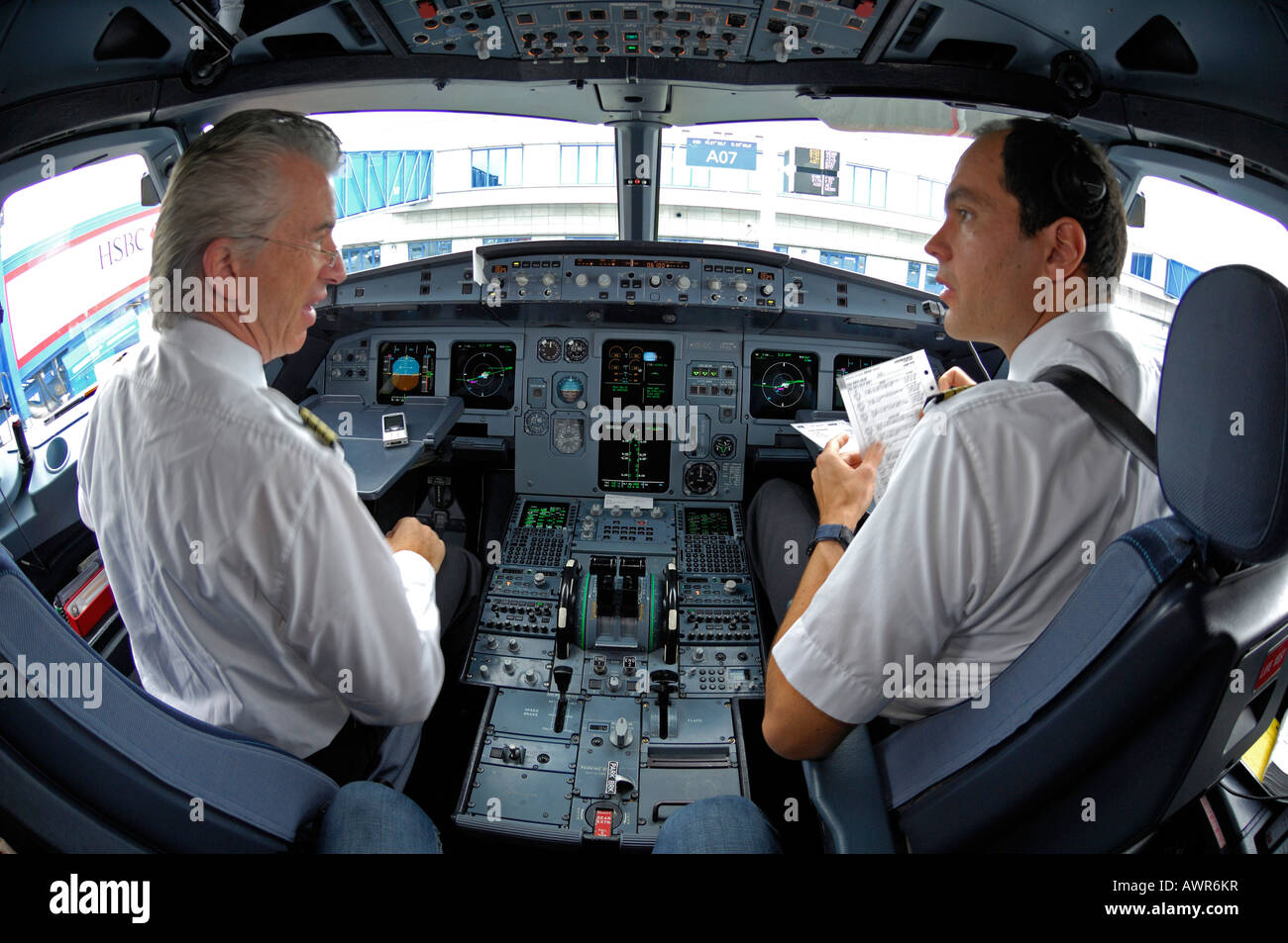 I piloti in un cockpit di un Airbus 321, briefing uno un altro prima del decollo Foto Stock