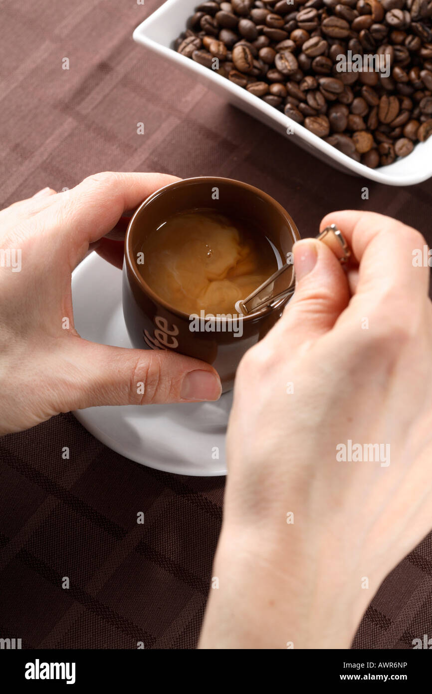 Mescolando il caffè Foto Stock