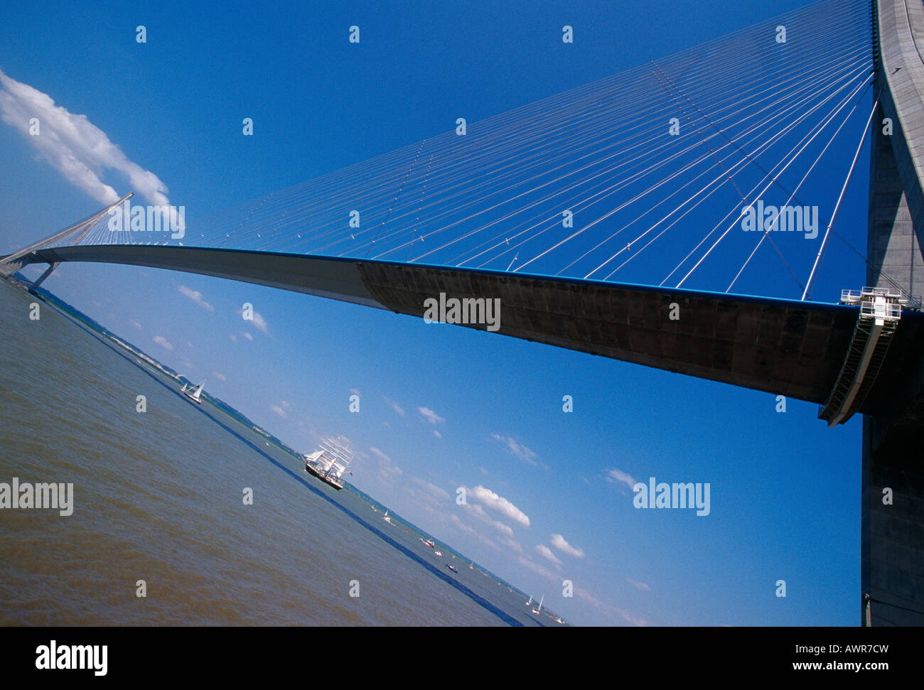 Nave sotto il ponte del Normandie, la senna Rouen Armada 2003, Francia. Foto Stock