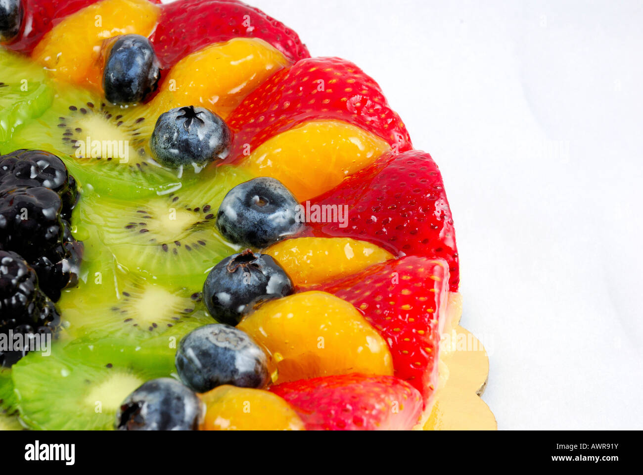 Torta di frutta su sfondo bianco Foto Stock