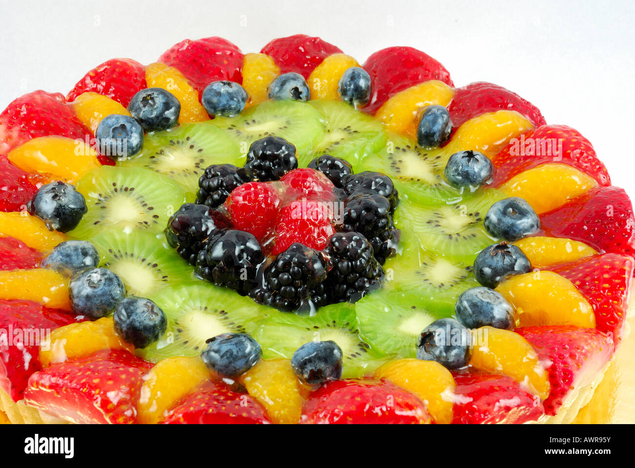 Crostata di frutta la torta su sfondo bianco Foto Stock
