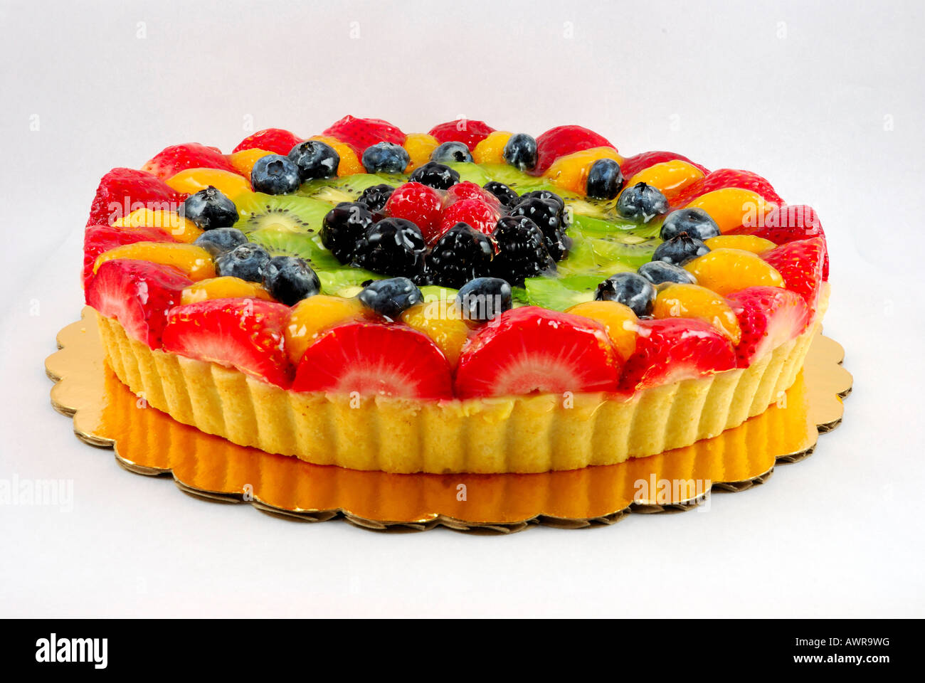 Torta di frutta su sfondo bianco Foto Stock