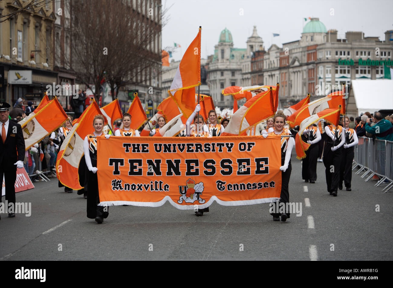 Banner per la University of Tennessee Knoxville, Tennessee takin parte in il giorno di San Patrizio parata in Dublino Irlanda Foto Stock