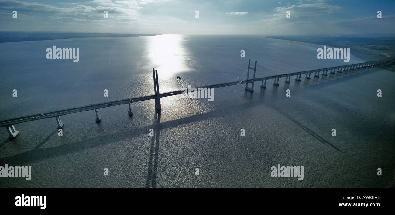 Vista aerea secondo SEVERN attraversando ponte di sospensione con TANKER Severn Estuary AVON E MONMOUTHSHIRE LINEE DI COSTA Foto Stock