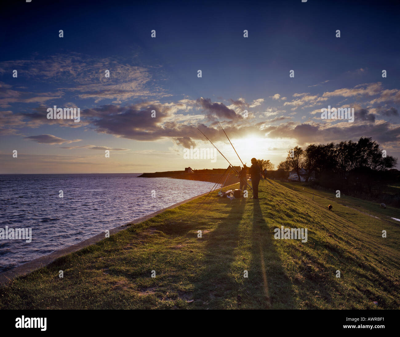 I pescatori pesca dalla parete del mare Severn Estuary MONMOUTHSHIRE REGNO UNITO Foto Stock