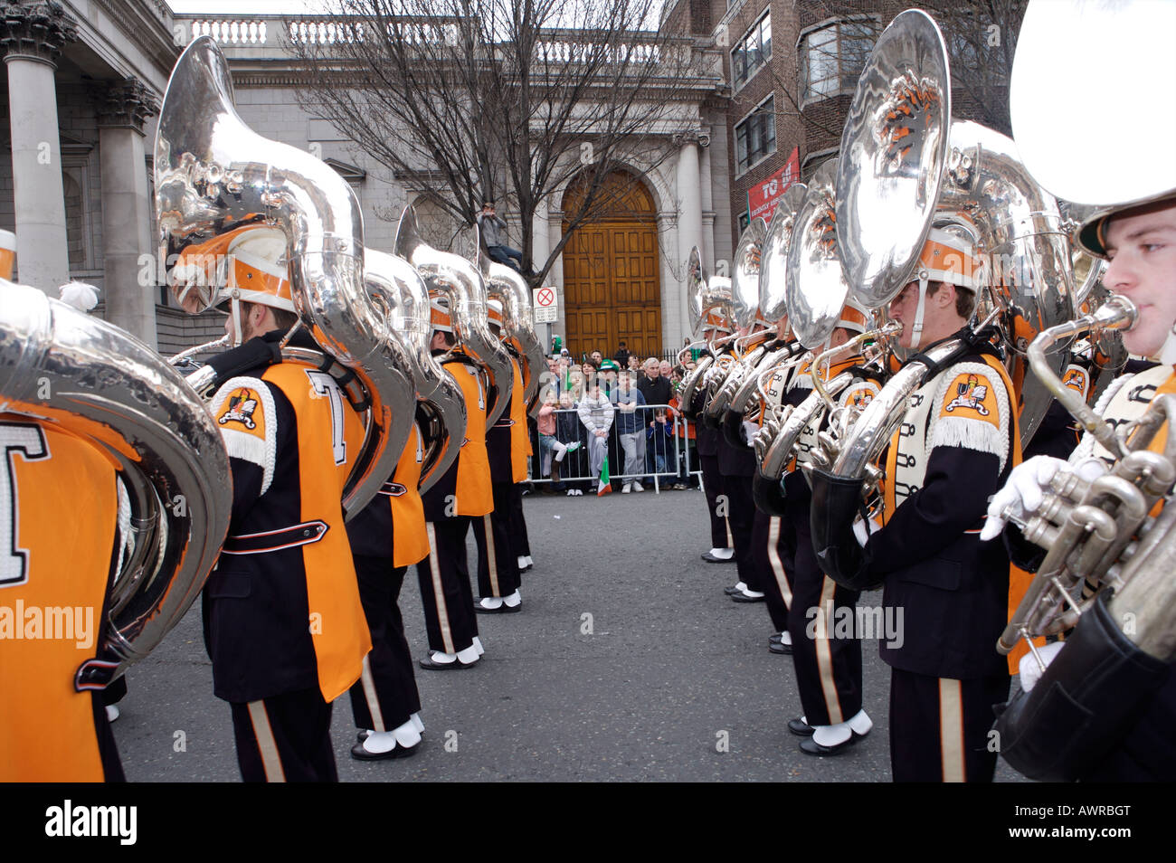 Vista tra due righe di una band americana nel il giorno di San Patrizio parata in Dublino Irlanda Foto Stock