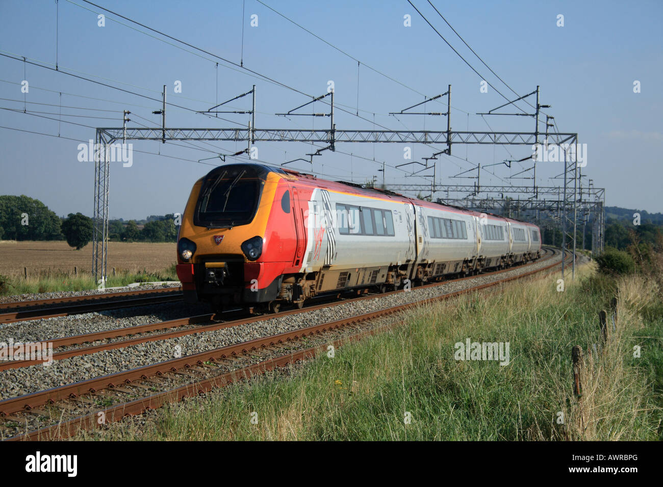 Virgin Trains classe 221 Super Voyager con una Londra Euston-Holyhead treno, Grendon vicino a Atherstone, Warwickshire, Inghilterra Foto Stock