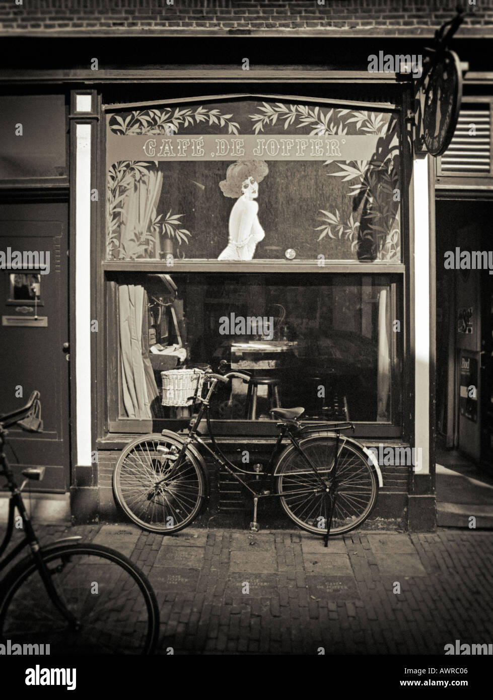 La fotografia in bianco e nero - Biciclette parcheggiate fuori un tradizionale olandese Street Cafe Amsterdam Paesi Bassi Foto Stock