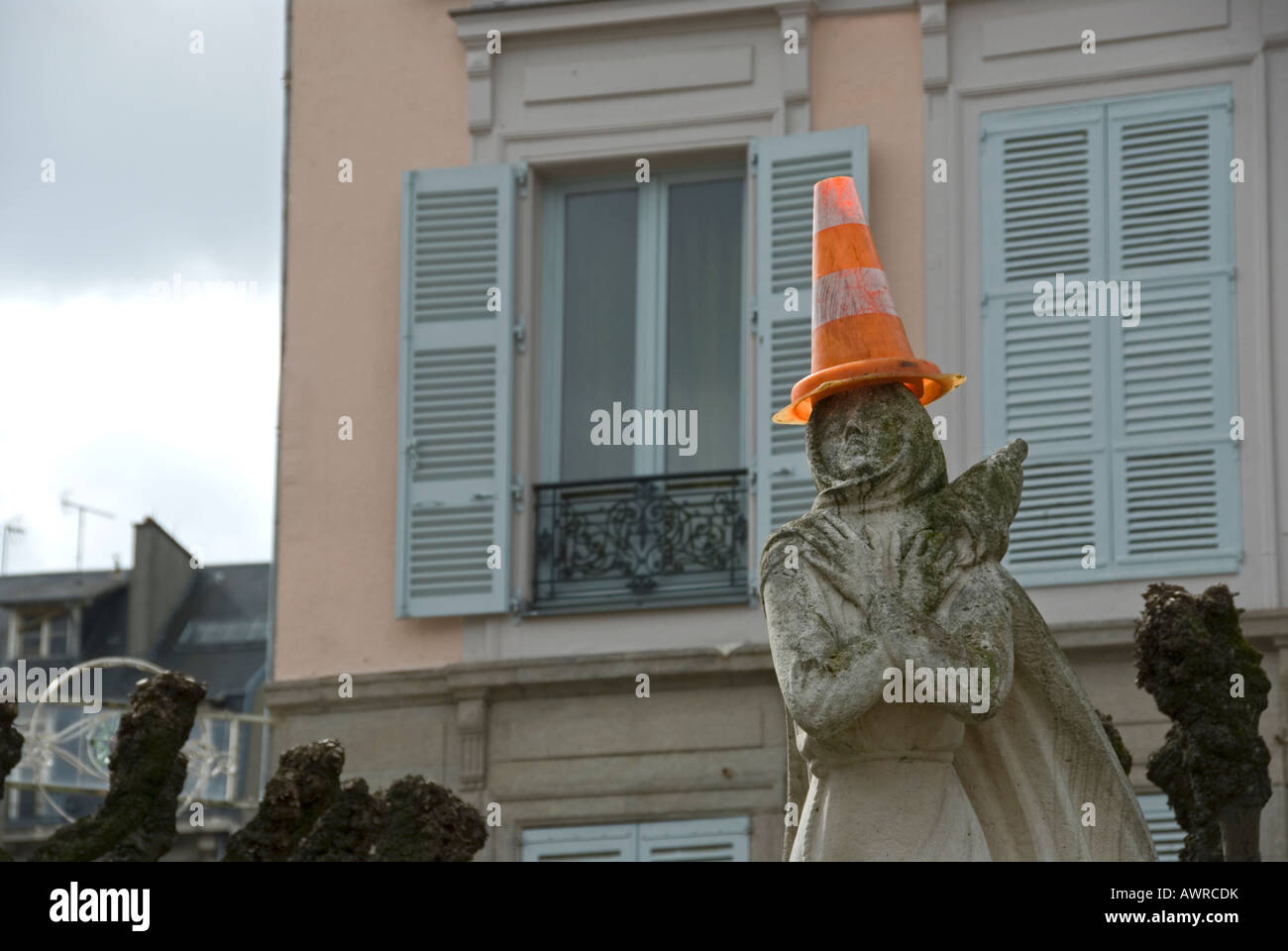 Stock photo apparentemente del risultato finale di alcuni alti goliardici collocando un cono stradale sulla testa della statua locale Foto Stock