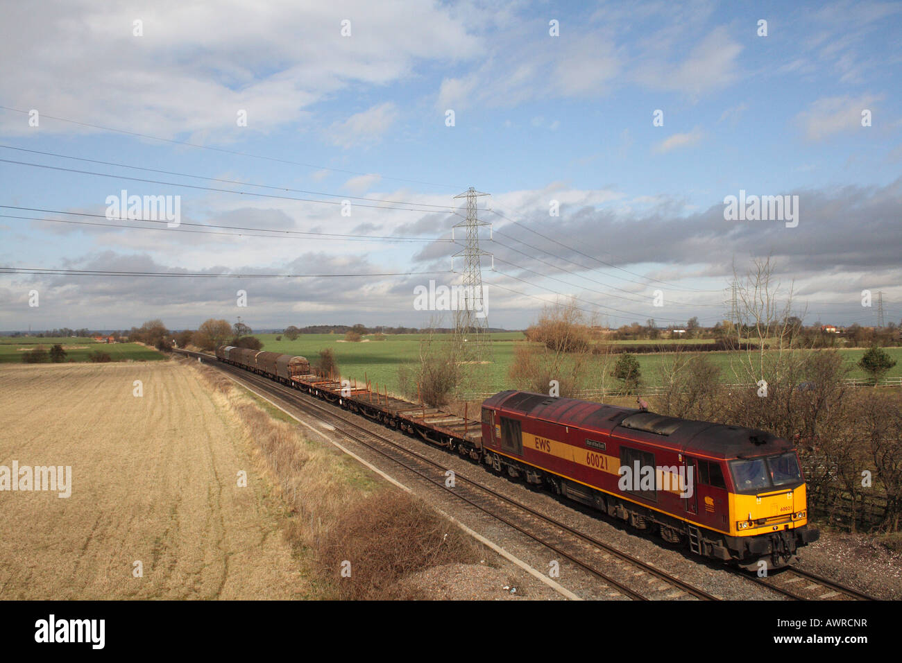 EWS DB Deutsche Bahn metalli treno merci vicino a Tamworth, Staffordshire trainati dalla classe Brush 60 60021 Foto Stock