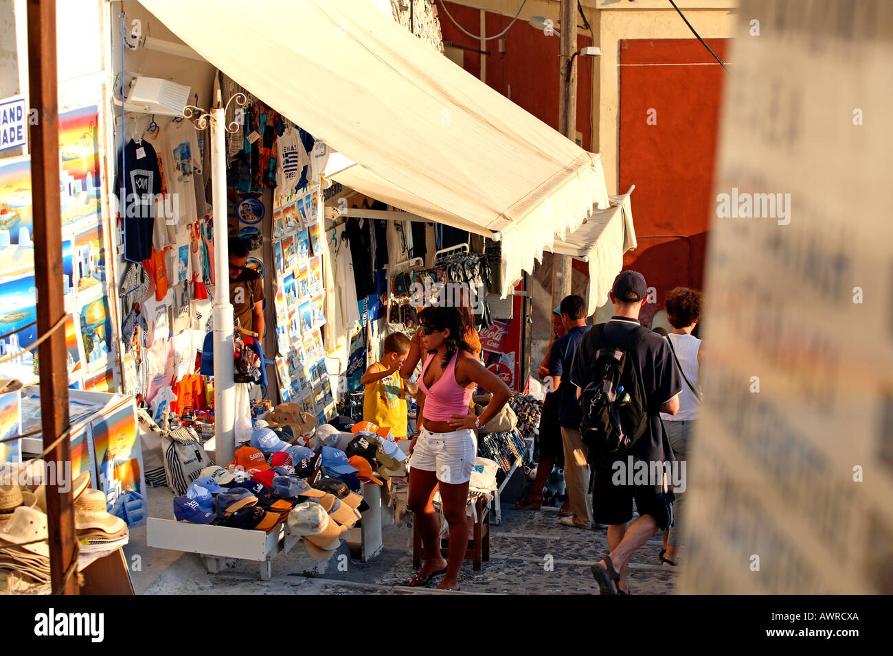 Grecia CICLADI SANTORINI una vista di una trafficata via dello shopping a Thira Foto Stock