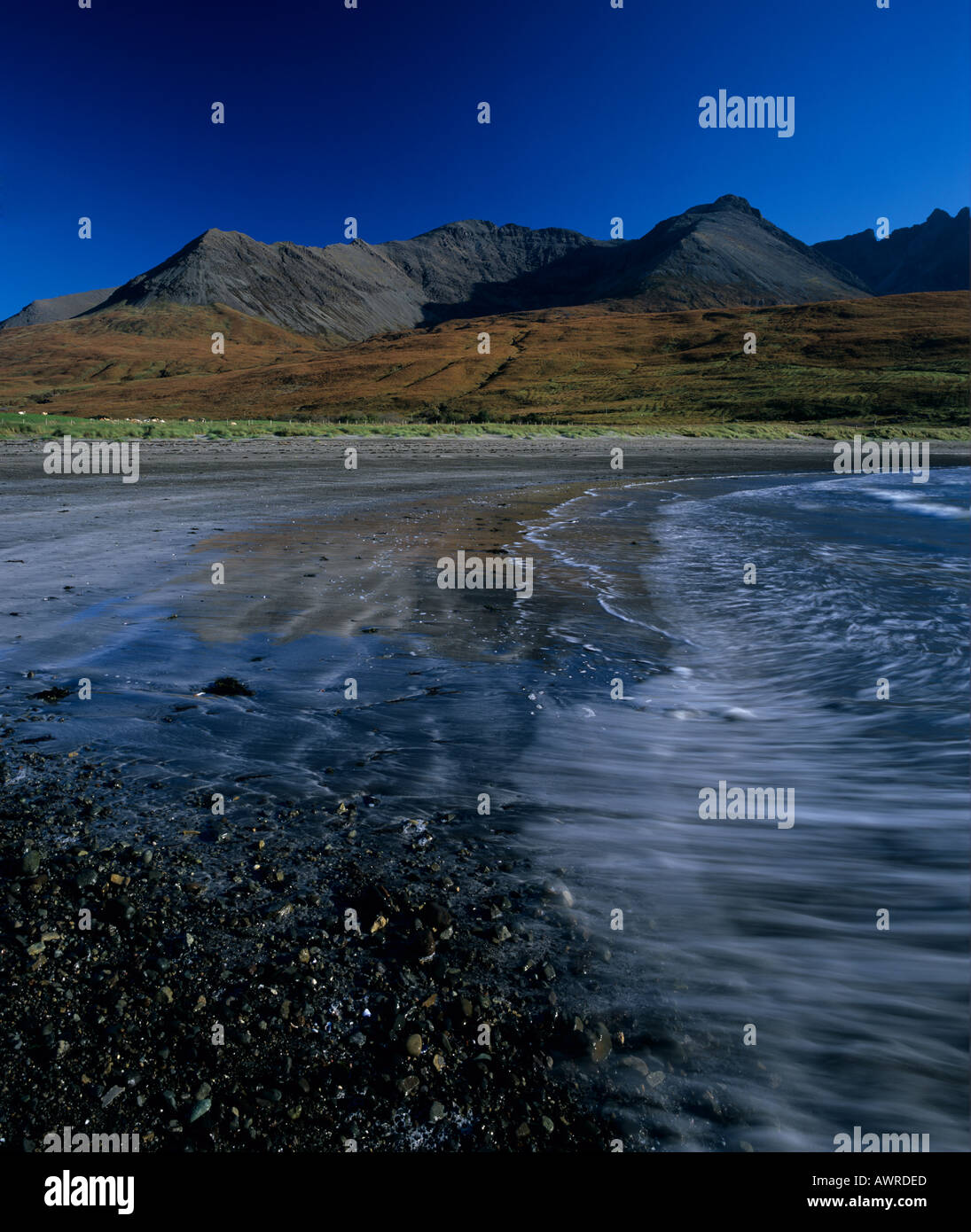 Il Cuillin Hills e la spiaggia al cuoio capelluto di mitilo Glen fragile Isola di Skye Foto Stock