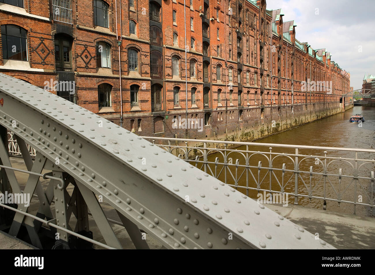 Speicherstadt di Amburgo Germania Europa vecchio edificio in mattoni di storage acqua fiume Elba store porto storico ponte di acqua di punto di riferimento Foto Stock