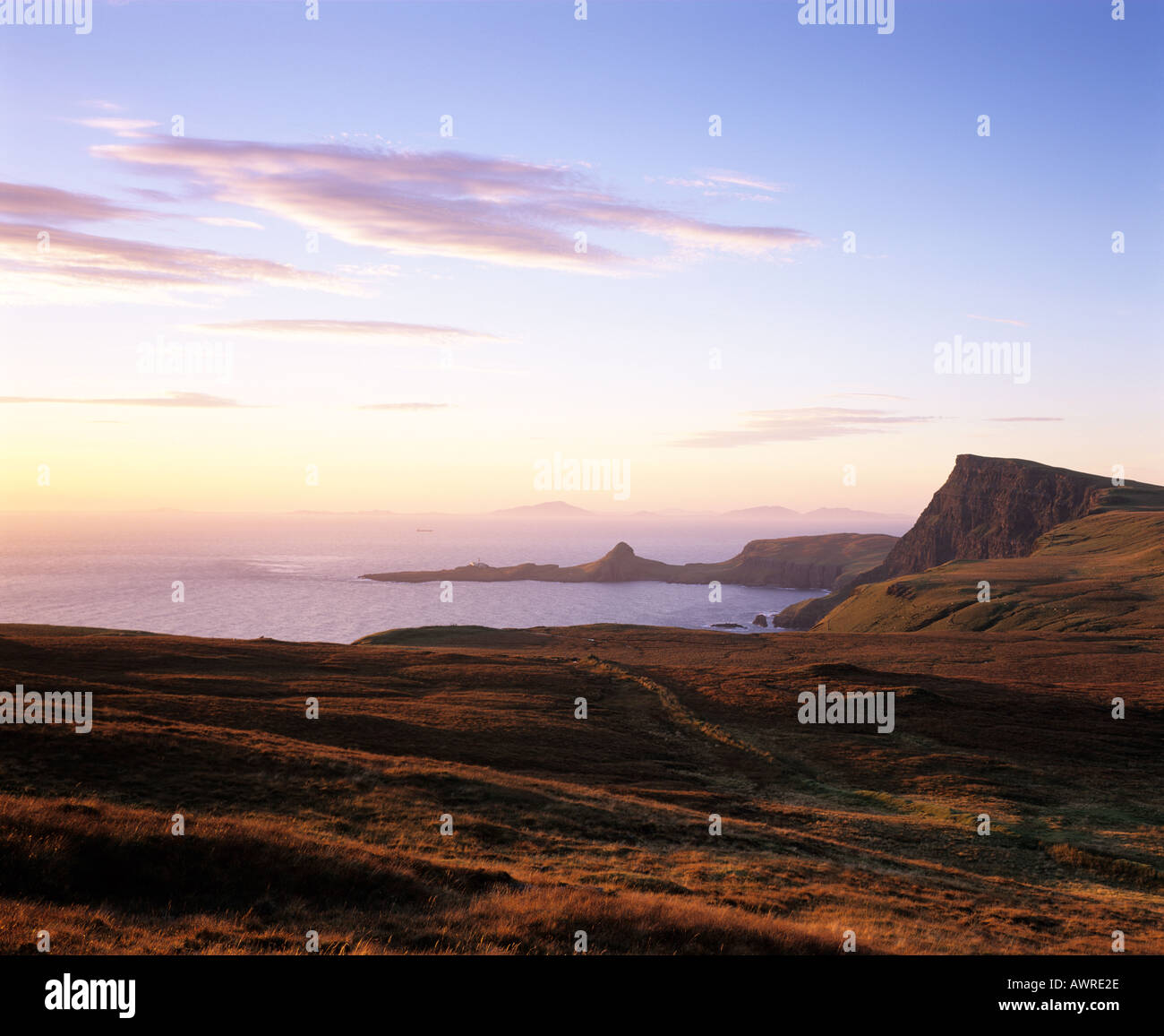 In tarda serata la luce su Neist Point e testa Waterstein Moonen Bay Isola di Skye Foto Stock