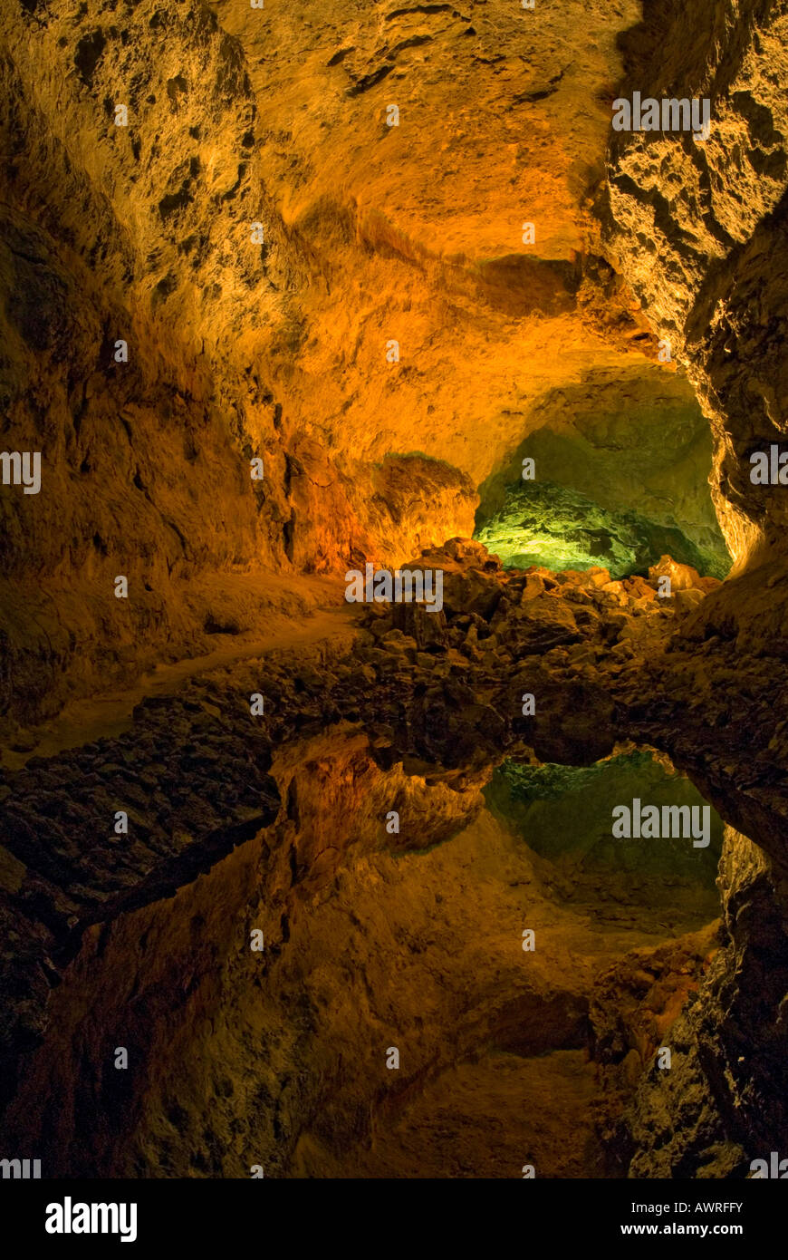 Cueva de los Verdes, grotta vulcanica piscina con perfetta ancora riflessione, Lanzarote isole Canarie Spagna Foto Stock