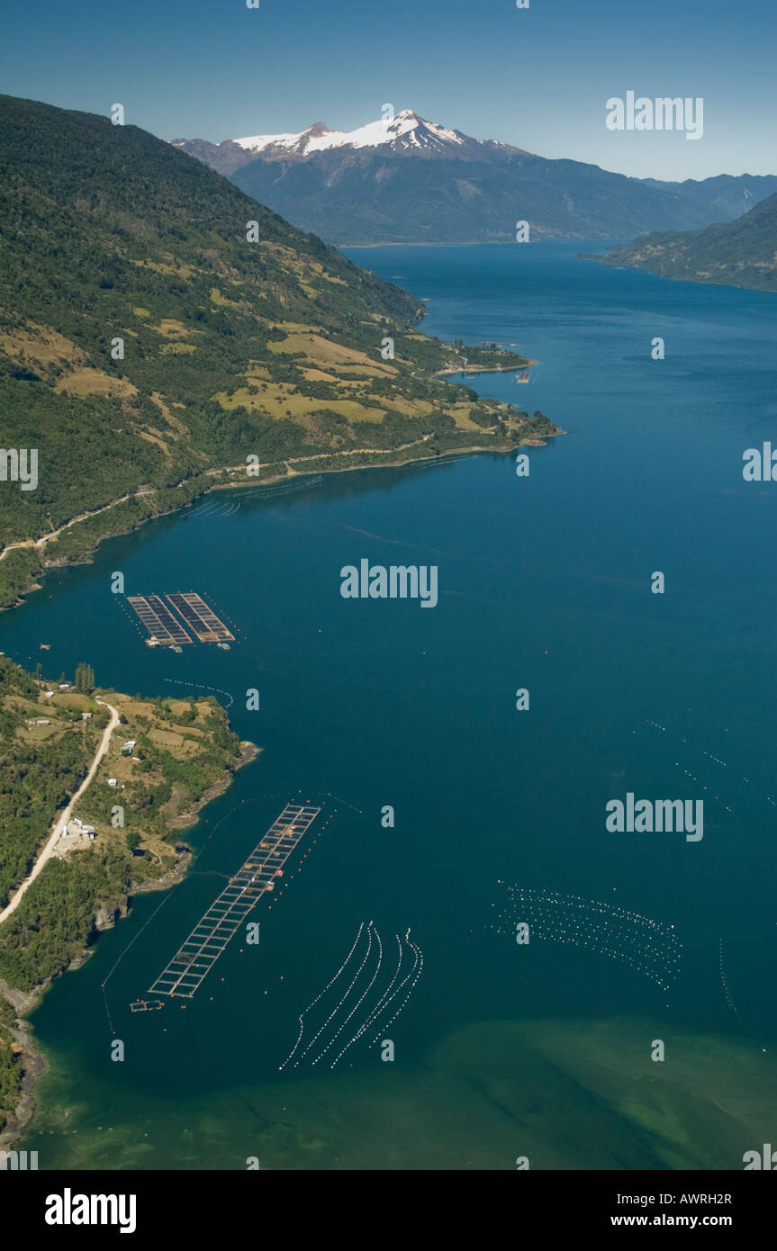 Antenna di salmone di acqua salata e allevamenti di cozze, Estero de Reloncavi, Puerto Montt area, Cile Foto Stock