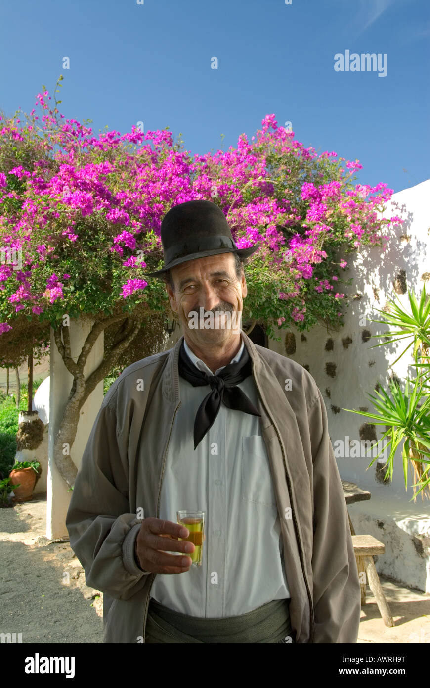 Enologo fuori la sua tipica bodega con un bicchiere di Lanzarote malvasia, Lanzarote isole Canarie Spagna Foto Stock