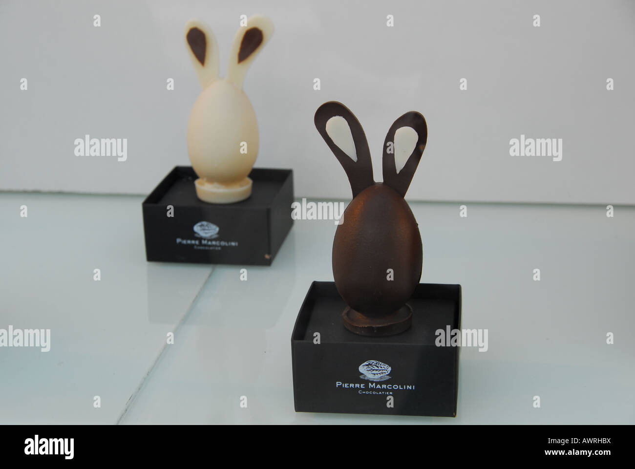 Il cioccolato conigli pasquali nella finestra di Pierre Marcolini's Foto Stock