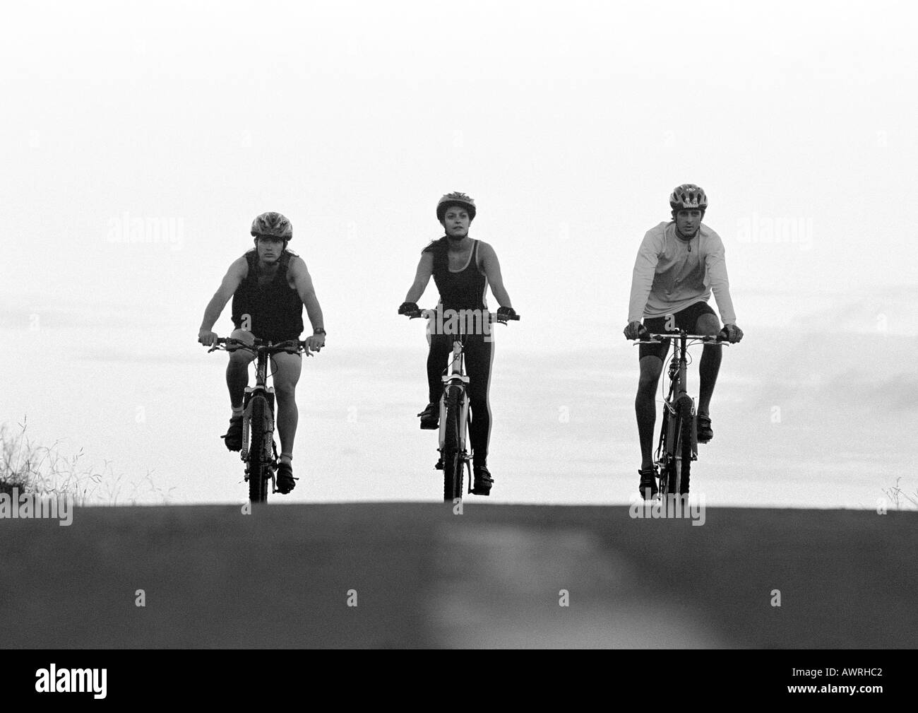 Due uomini e una donna, escursioni in bicicletta sul percorso, b&w. Foto Stock