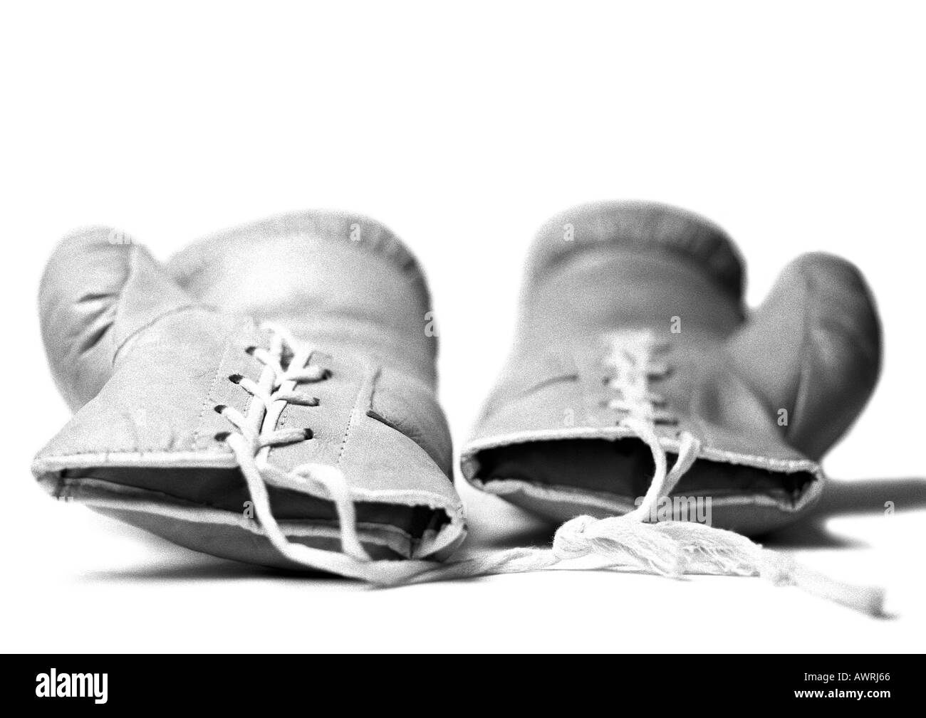 Guantoni da pugilato, b&w. Foto Stock
