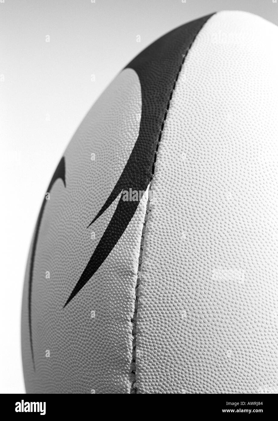 Pallone da Rugby, close-up, b&w. Foto Stock