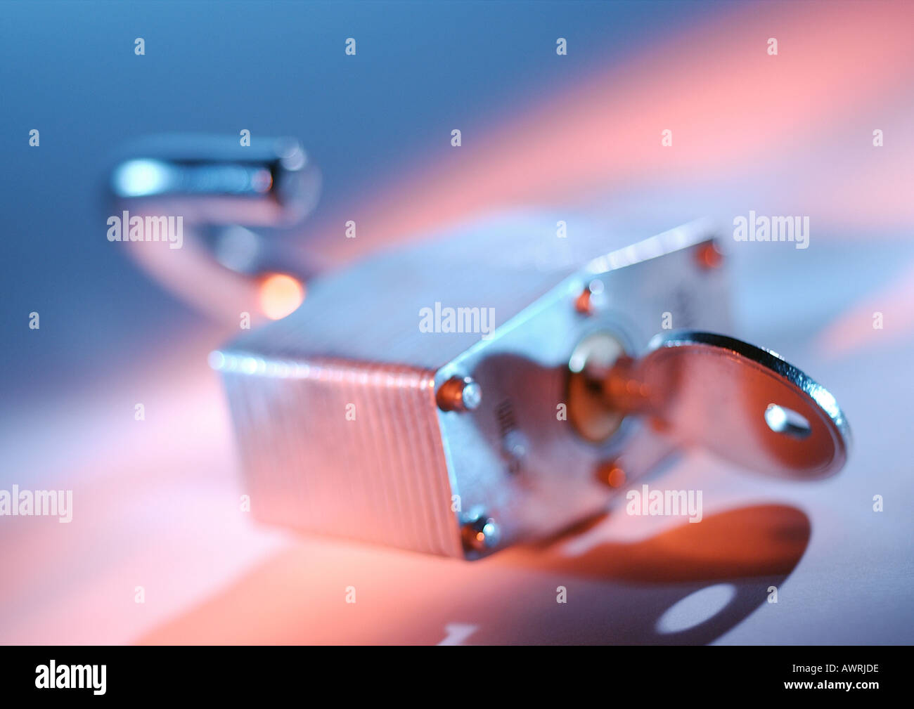 Lucchetto e chiave, la messa a fuoco su oggetti in primo piano Foto Stock