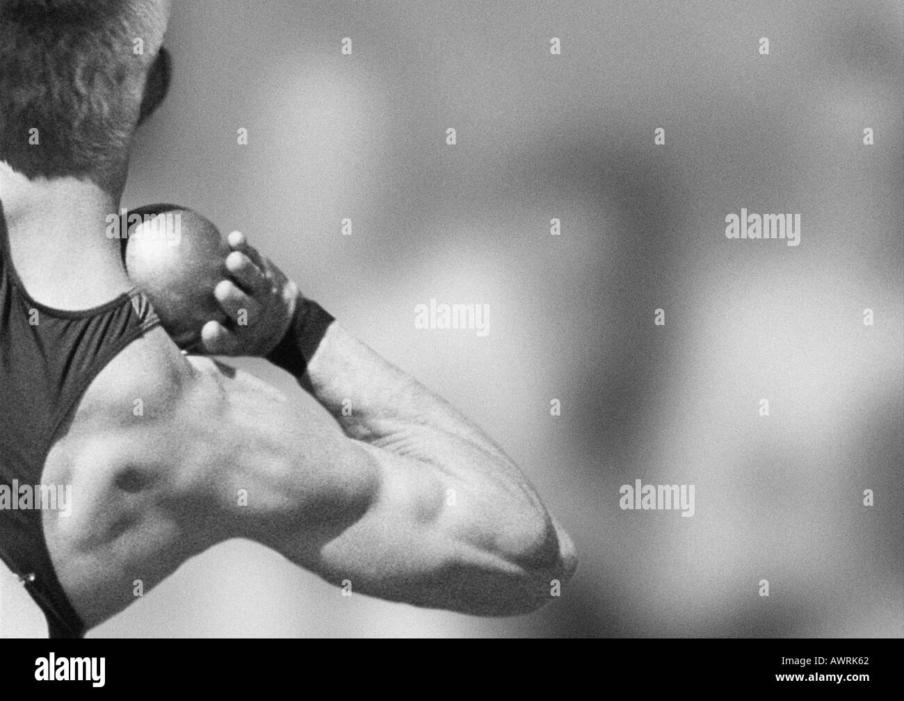 Atleta maschio preparando a lanciare colpo messo, vista posteriore, b&W Foto Stock