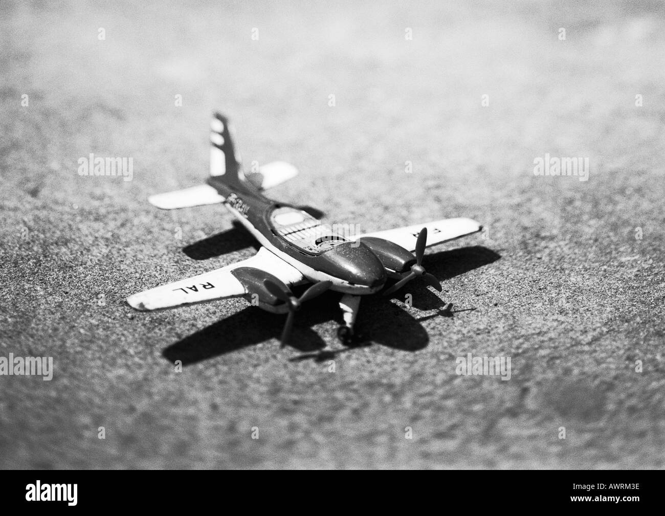 Aeroplano giocattolo, b&w. Foto Stock