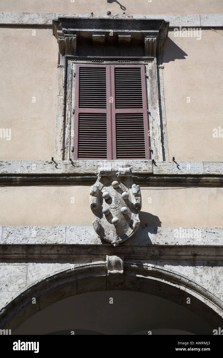 Famiglia Medici simbolo sopra porta a Montepulciano Toscana Italia Foto Stock