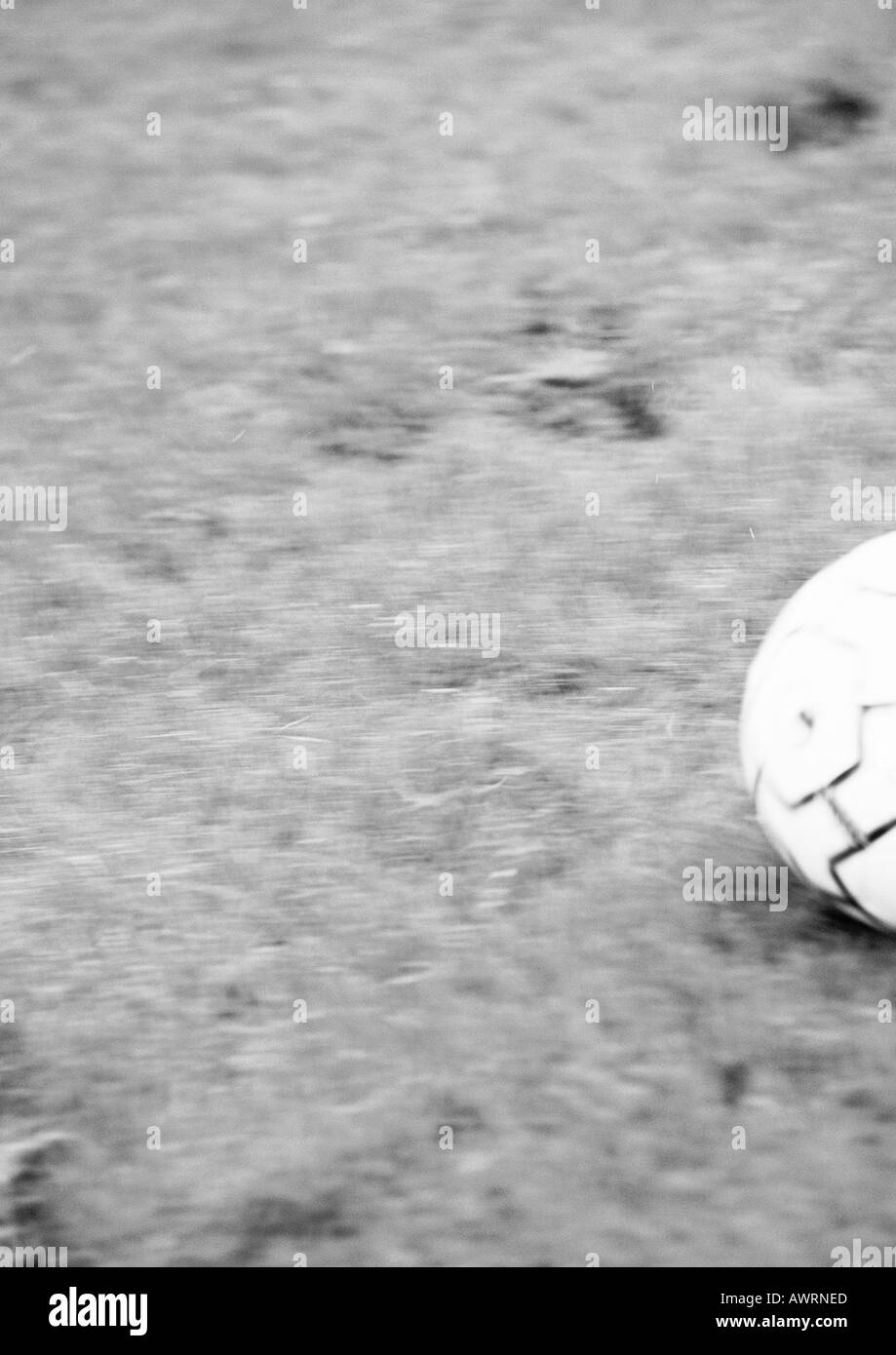 Pallone da calcio in erba, offuscata, b&w. Foto Stock
