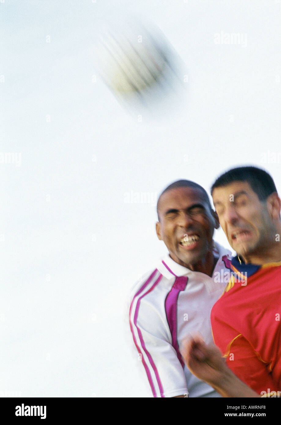 Due giocatori in competizione per la palla a partita di calcio, ritratto. Foto Stock
