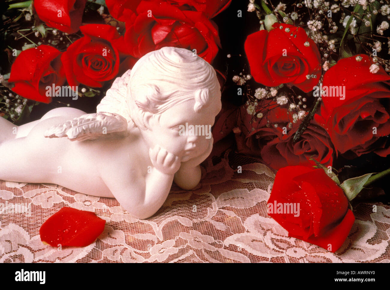 Cupido e rose rosse Foto Stock