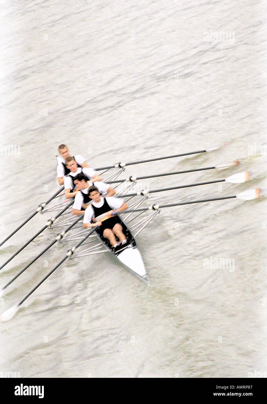 Quattro ragazzi adolescenti equipaggio a remi in barca, vista in elevazione Foto Stock