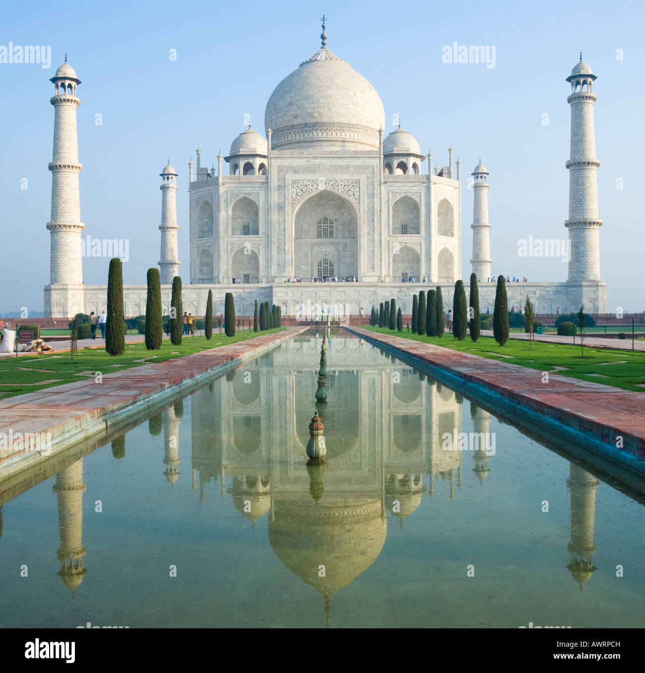 Il Taj Mahal si riflette nella fontana in Agra India Foto Stock