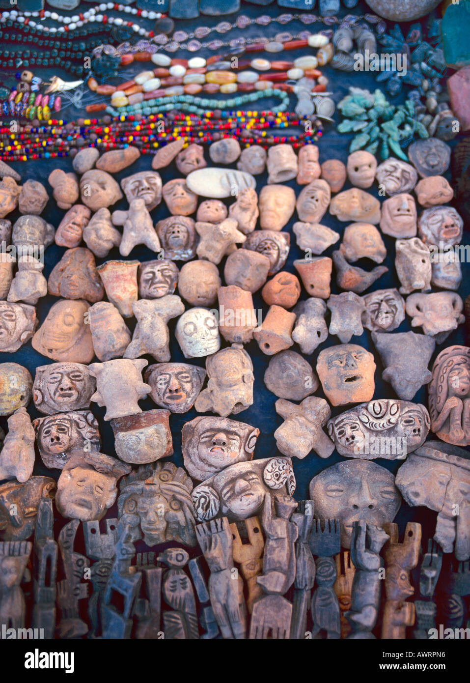 Selezione di Maya beadwork di scultura e frammenti archeologici essendo venduto da uno stallo in Antigua Guatemala Foto Stock