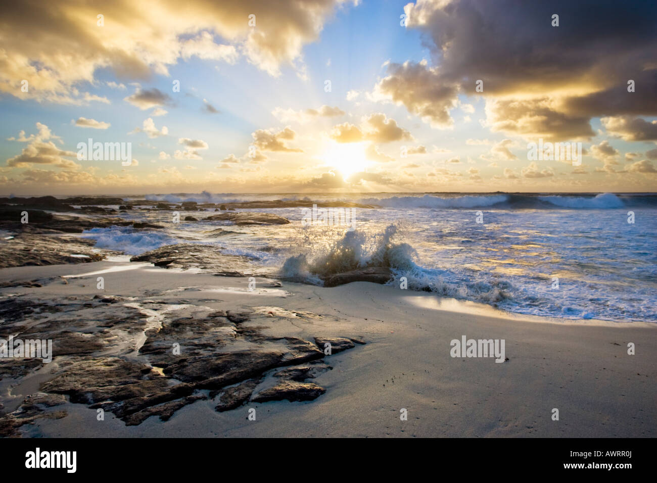 Una rottura di onda al tramonto sulla spiaggia di Prevelly a Margaret River, Western Australia. Foto Stock