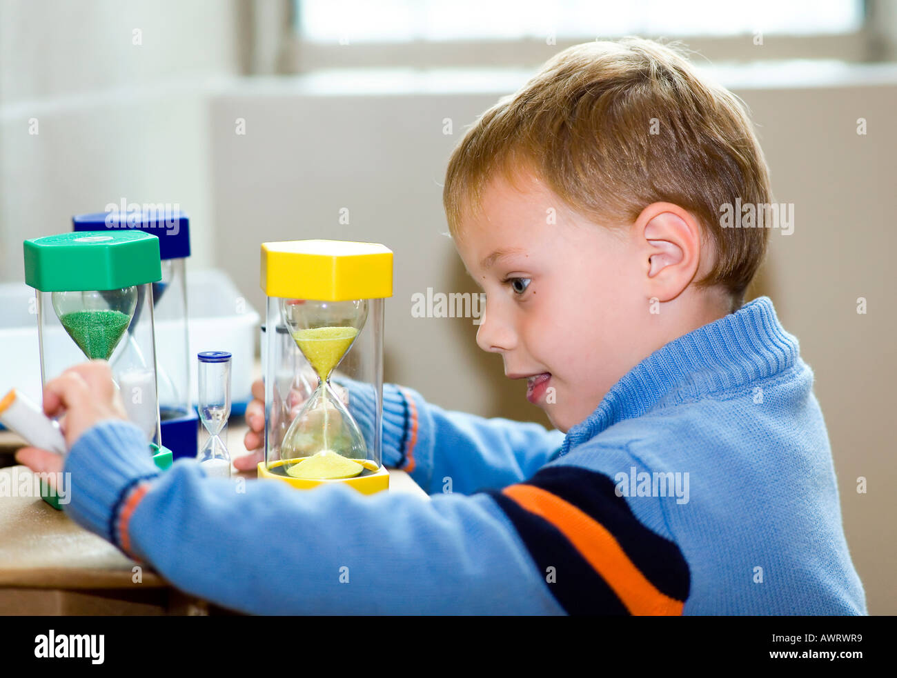 A quattro anni vecchio ragazzo giocando con alcune ore di occhiali Foto Stock