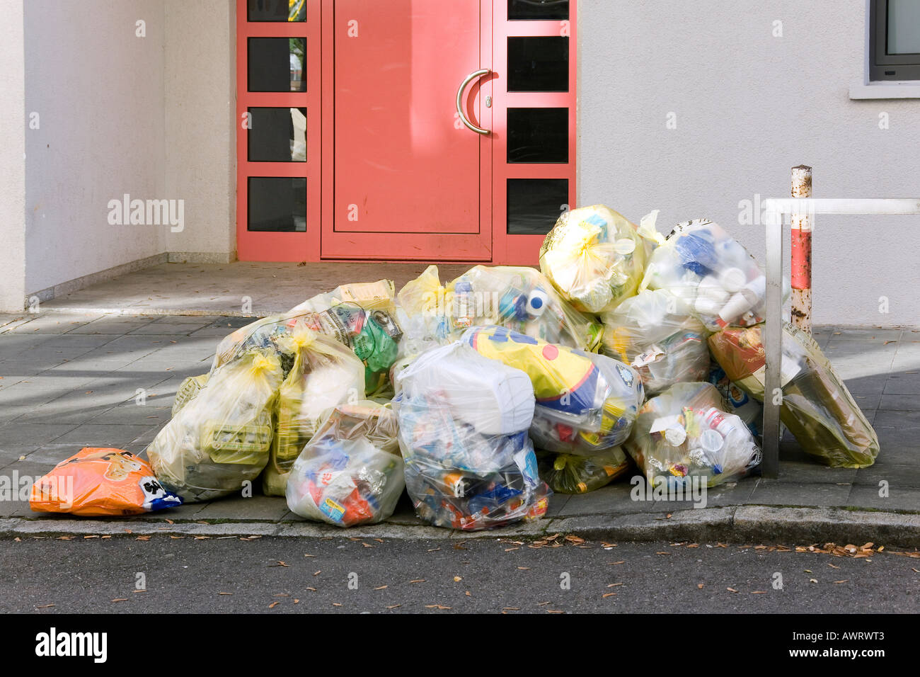 Molti sacchi riempiti di spazzatura Foto Stock