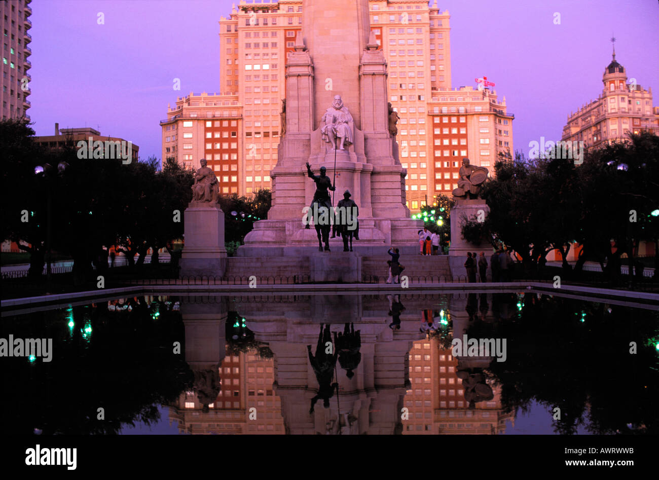 Don Chisciotte e Sancho Panza monument , Plaza de España-a, Madrid , Spagna , Europa : Mirroring , poeta Cervantes e i suoi eroi Foto Stock