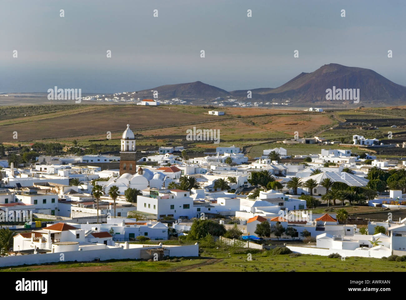 Teguise città vecchia vista dal Castello di Santa Barbara con costa in background, Lanzarote isole Canarie Spagna Foto Stock
